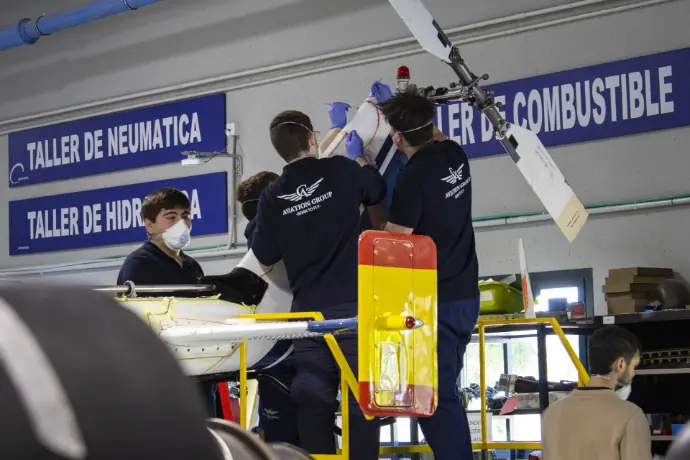 alumnos del grado superior de Mantenimiento Aeromecánico de Aviones con Motor de Turbina en Aviation Group