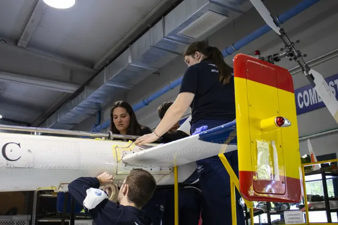 alumnos realizando sus prácticas en Aviation Group
