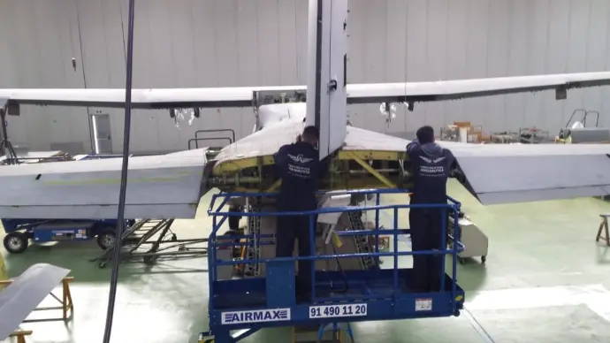 Alumnos de Formación Dual de Aeronáutica en prácticas en un hangar